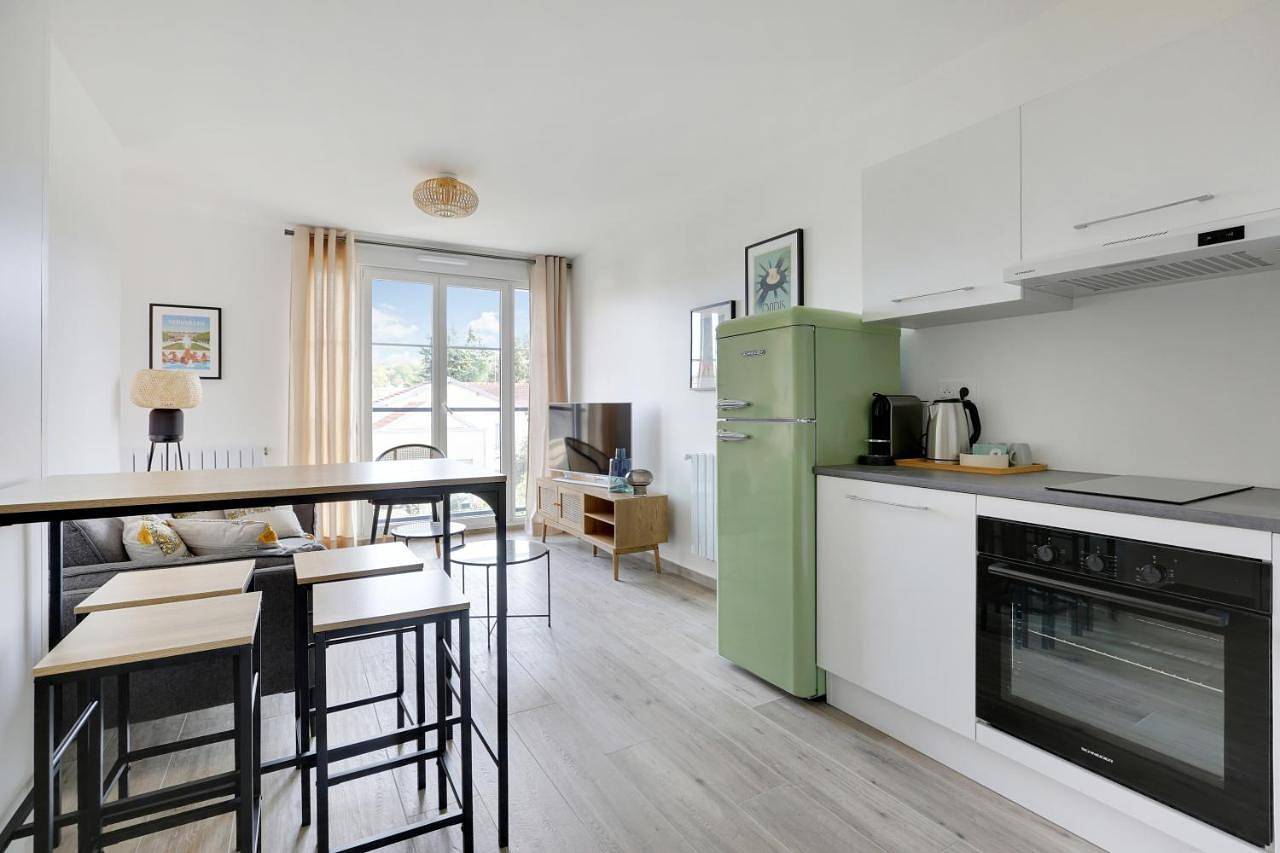 Appartement entier, One-Bedroom Apartment in Viroflay, Yvelines