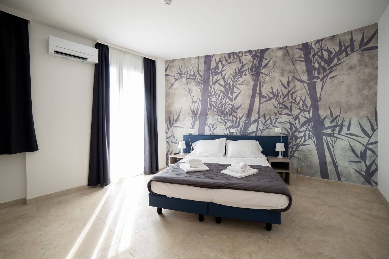 Ganze Wohnung, Deluxe Suite 1 mit Gemeinschaftspool und Privatem Balkon in Spiaggia Romantica (Manerba del Garda), Manerba del Garda