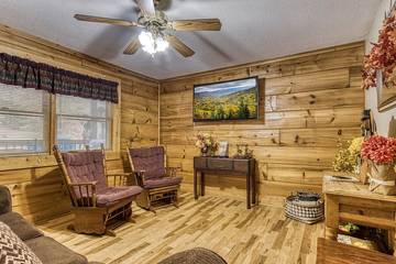 Log Cabin for 10 People in Pigeon Forge, Sevier County, Photo 2