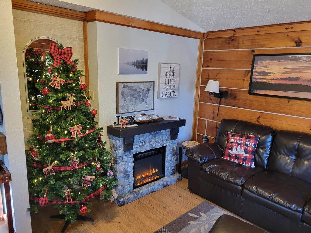 Log Cabin 7 with Hot Tub at Osborn Boat Ramp at Patoka Lake in Patoka Lake