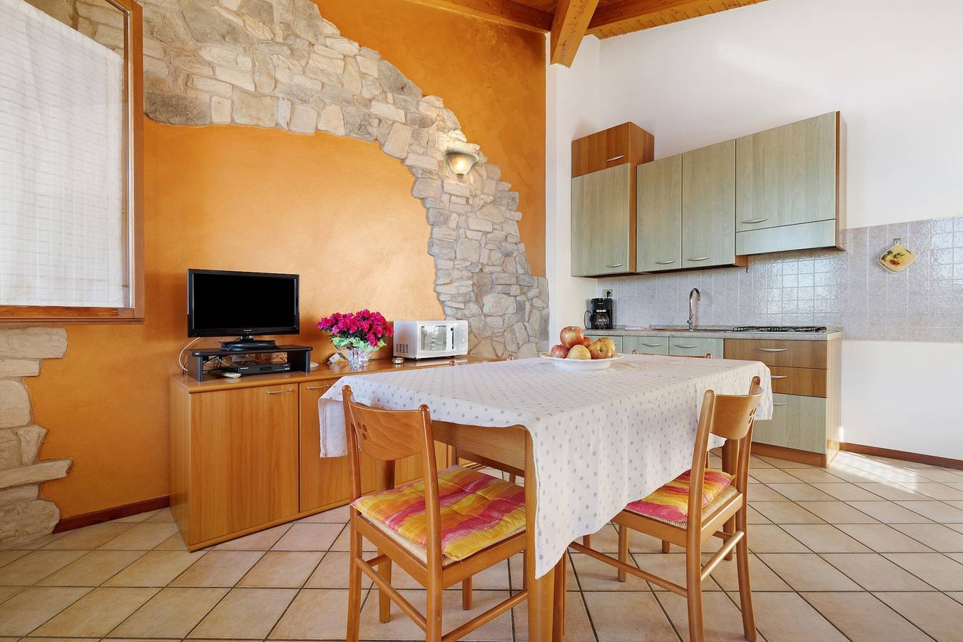 Appartamento intero, Appartamento per vacanze 'Rustico Spagnol 2' con vista lago, piscina e Wi-Fi in Oldesio, Tignale