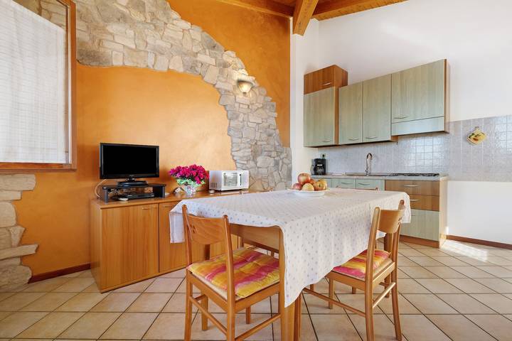 Hel lägenhet, Holiday Apartment 'Rustico Spagnol 2' with Lake View, Pool & Wi-Fi in Oldesio, Tignale