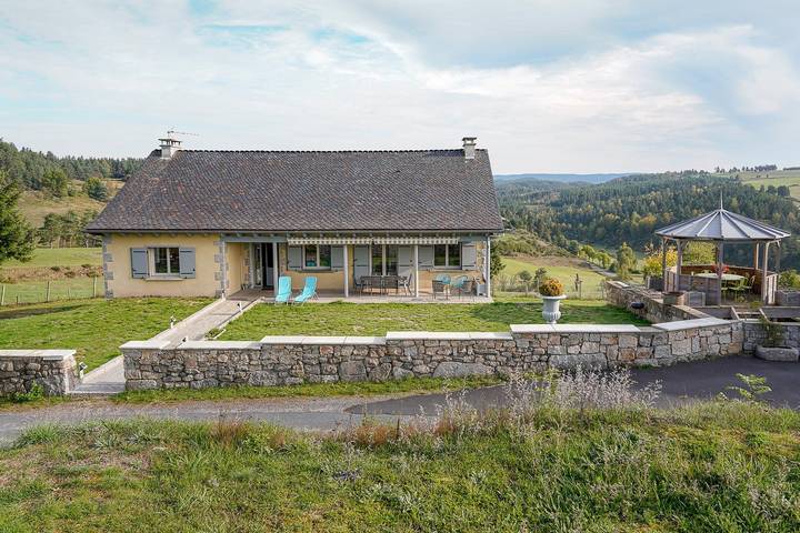 Gîte pour 8 personnes, avec jacuzzi et terrasse à Rimeize (Lozère)