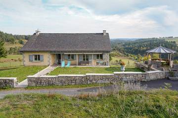 Gîte pour 8 personnes, avec terrasse et jacuzzi dans Lozère