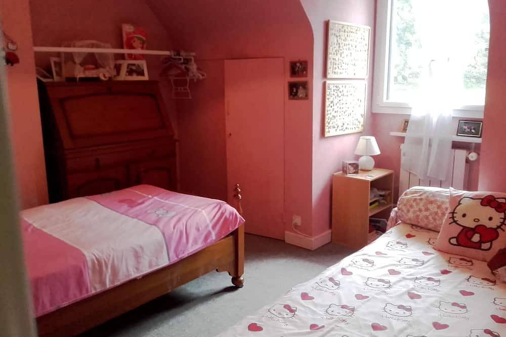 Spacious country house in large, secure, enclosed garden. in Sulniac, Parque natural regional del Golfo de Morbihan