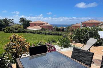 Gîte pour 4 personnes, avec piscine et terrasse dans Plage du Péro