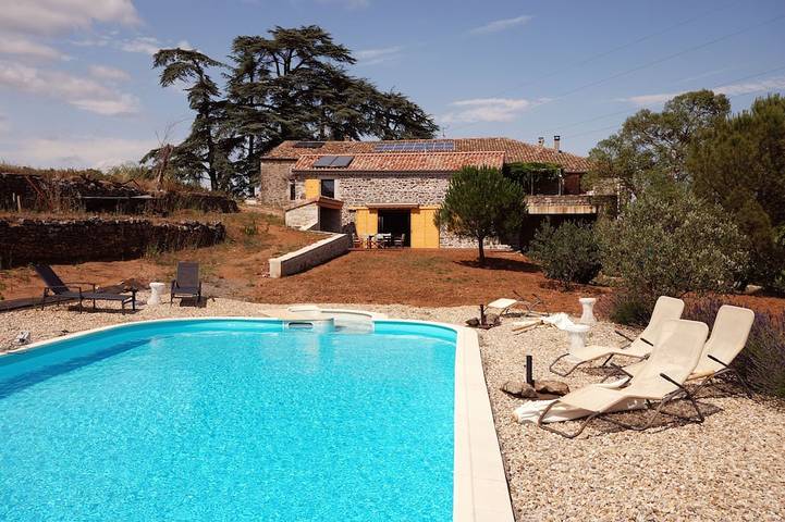 Location de vacances pour 6 personnes, avec Jacuzzi et Terrasse ainsi que Jardin et Piscine à Lachapelle-sous-Aubenas