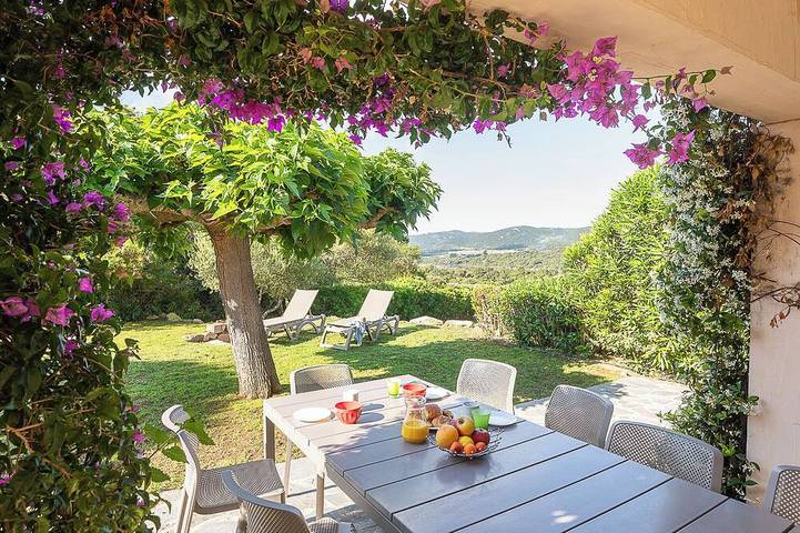 Villa pour 10 personnes, avec piscine ainsi que terrasse et jardin, animaux acceptés dans Santa Giulia