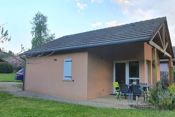 Gîte pour 5 personnes, avec Terrasse et Piscine dans Saint-Geniez-d'Olt-et-d'Aubrac