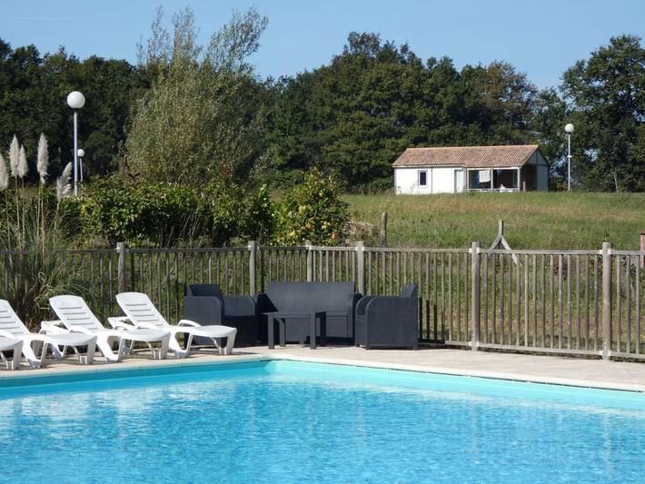 Gîte pour 4 personnes, avec Terrasse ainsi que Jardin et Piscine à Orist