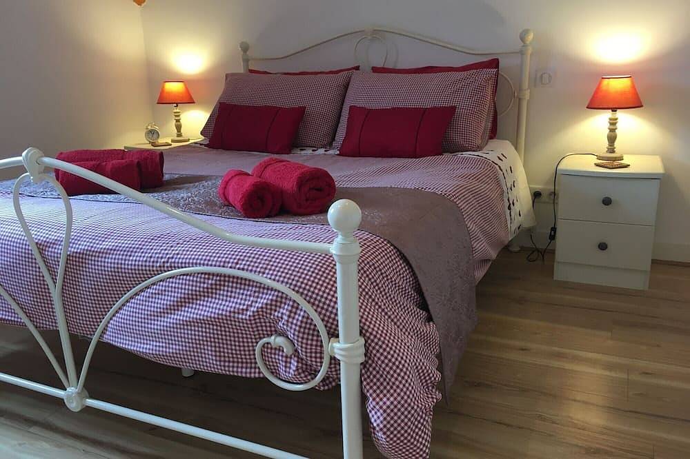 Modern Spacious Villa 15 minutes walk to the centre of Brantome in Brantôme en Périgord, Périgord Vert