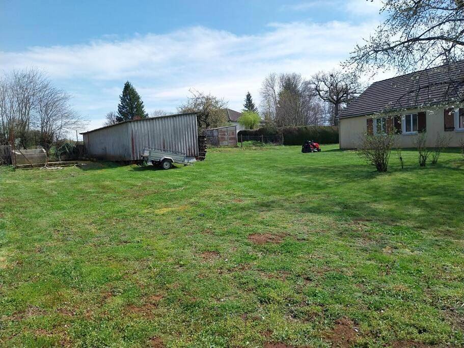 Three-Bedroom House in Pleaux, Région de Mauriac