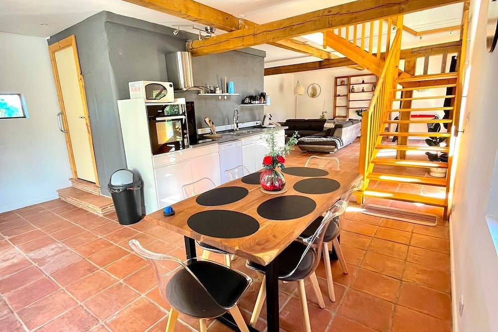 Ancien Chai 6 Personnes Avec Piscine, au Cœur du Vignoble Gaillacois in Gaillac, Albi region