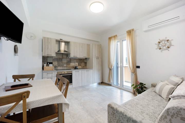 Hel lejlighed, Holiday Apartment "Antichi Ricordi - Il Sole" with Balcony, Shared Pool & Wi-Fi in Andora, Riviera di Ponente