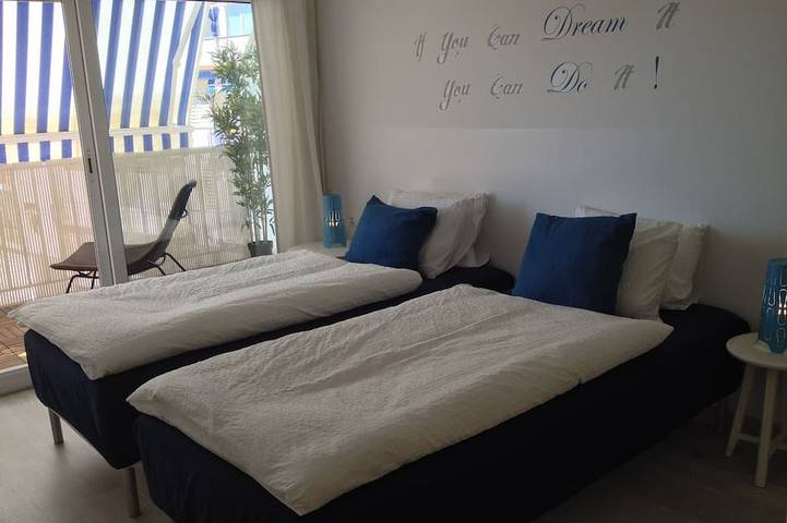 Ganze Wohnung, Neues Apartment im Zentrum von Sitges, WiFi, Pool, Balkon, Parkplatz, Garten in Sitges, Garraf