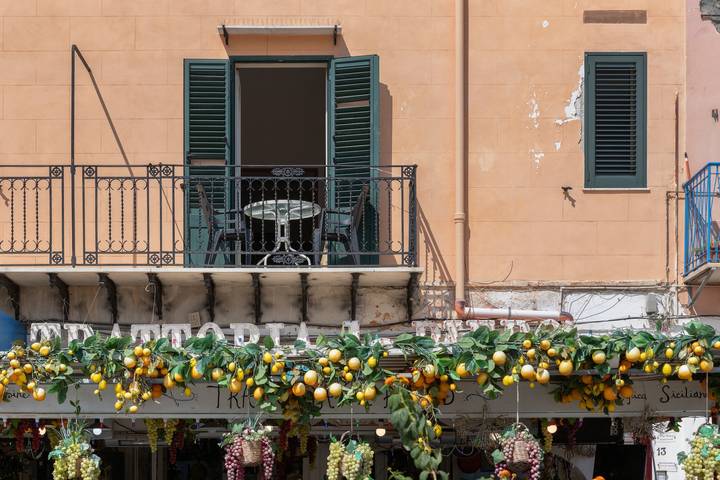 Entire apartment, Apartment 'Mondello Holidays - Casa Neruda' with Sea View, Wi-Fi and Air Conditioning in Mondello (Palermo), Palermo