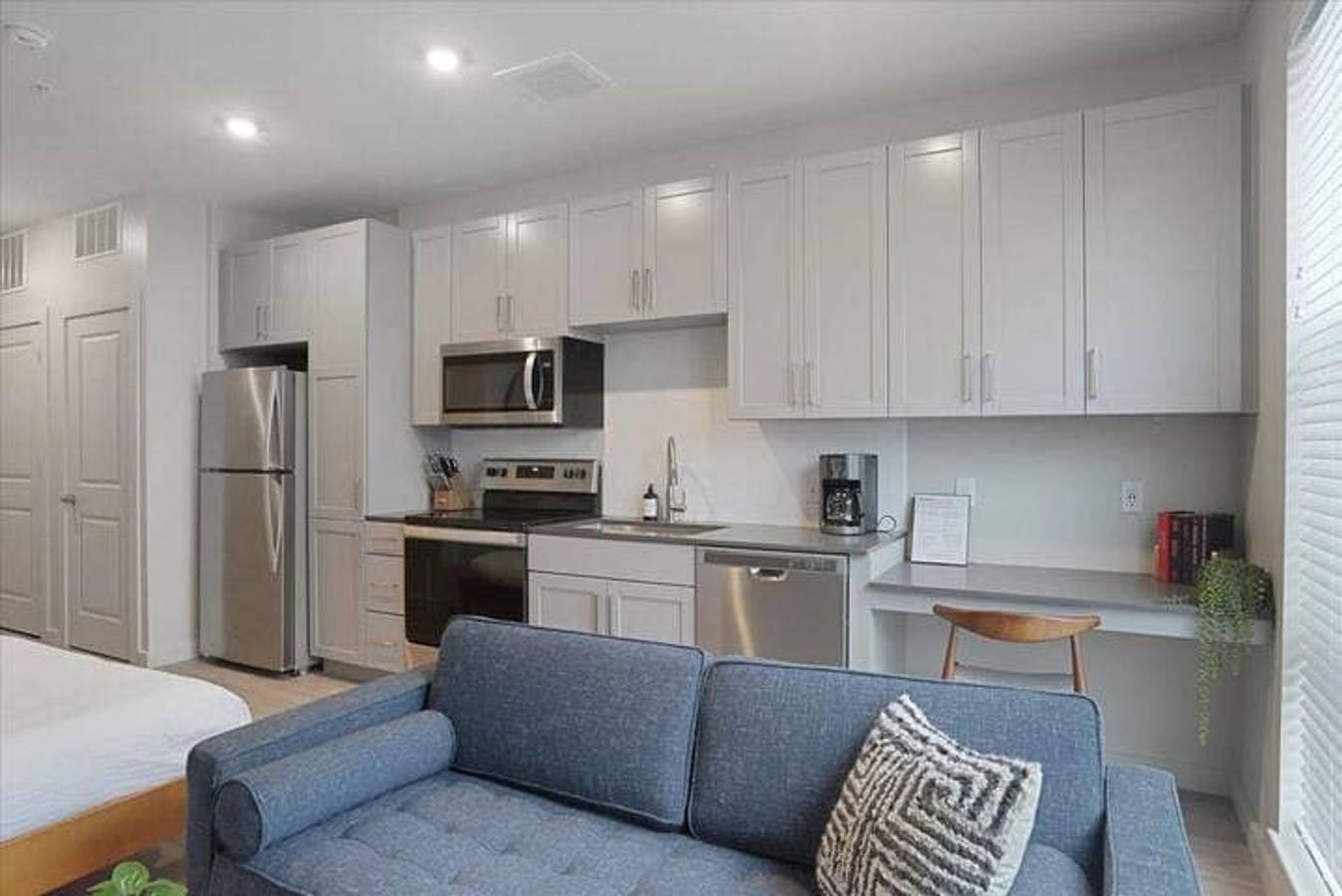 Entire studio, Cozysuites l Spacious Sdo Lawrenceville in Pittsburgh, Allegheny County