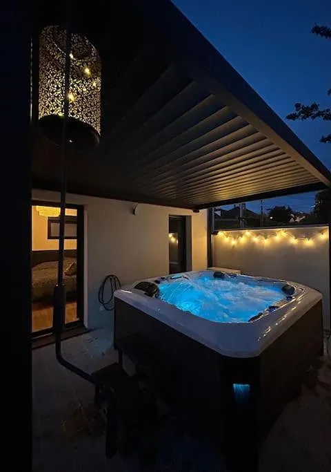 Ferienhaus für 4 Personen, mit Whirlpool und Garten sowie Terrasse - 1