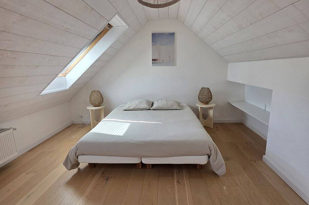 Lovely holiday home 5 mins walk from beautiful white sand beaches in Landéda, Región de Brest