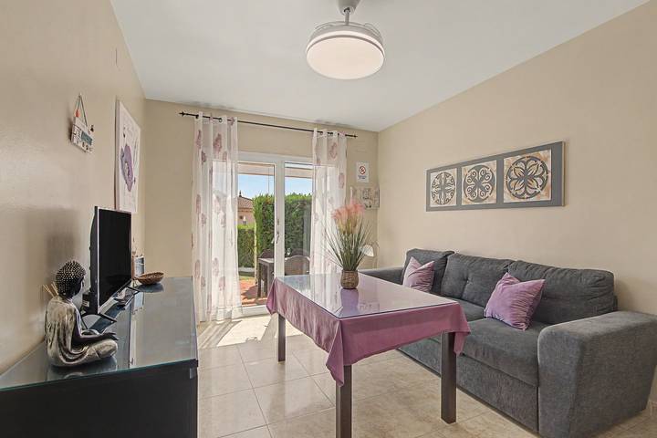 Apartamento inteiro, Apartamento 'Mirador Del Golf' com piscina partilhada, terraço privado e acesso Wi-Fi in Islantilla, Lepe