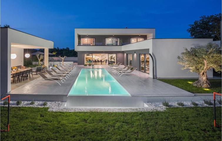 Ferienhaus für 12 Personen, mit Balkon und Whirlpool sowie Garten und Pool