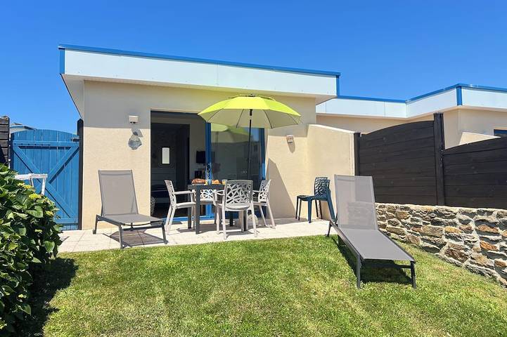 Location de vacances pour 2 personnes, avec piscine ainsi que terrasse et jardin, animaux acceptés dans Plage Du Bilou Le Conquet