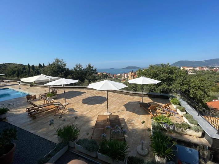 Ferienwohnung für 4 Personen, mit Balkon und Terrasse sowie Garten und Pool