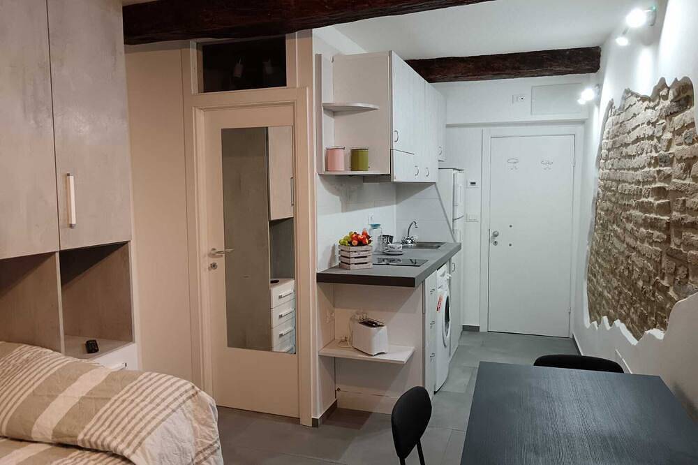 Entire apartment, Romantic Accommodation In The Historic Center in Urbino, Valle del Metauro