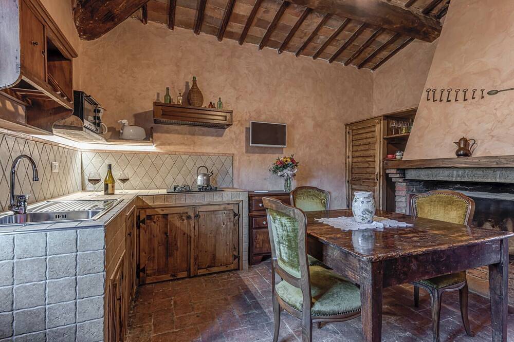 Hel lägenhet, Casciano Apartment in a Historic Estate near Siena with swimming pool in Murlo, Siena provins