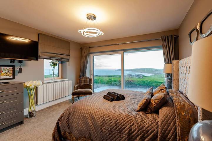 Vues sur l'océan, kinsale Maison 6 chambres, 5 salles de bains, gazebo, salle de jeux pour enfants, 20 couchages in Comté de Cork