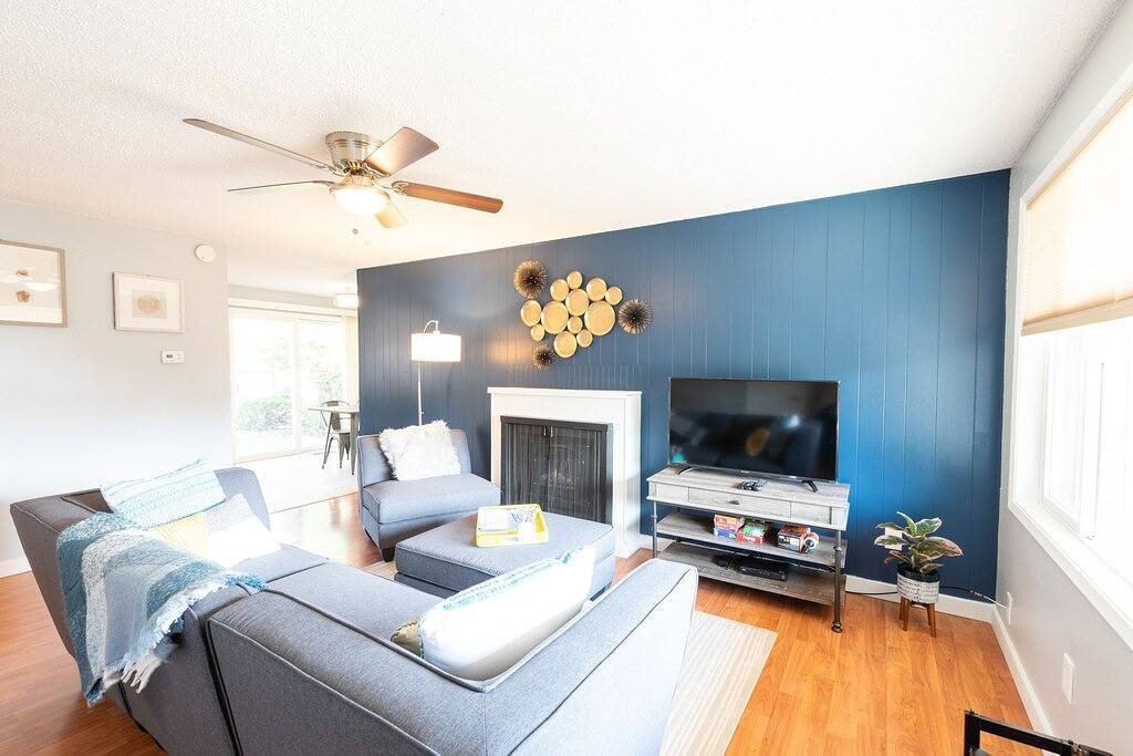 Ganze Wohnung, Bequeme und helle 2Br Wohnung mit eingezäuntem Hof in der Nähe des Washington Square in Tigard, Washington County (OR)