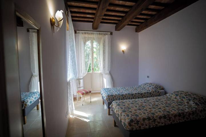 Secluded Marche Hillside Retreat — shared pool, estate grounds & alfresco dining in Amandola, Nationalpark Monti Sibillini