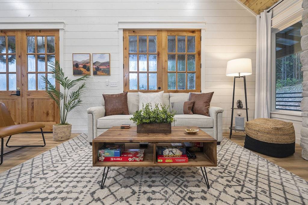 New!Pine Cone Cabin-Charming Luxury1Bedcabin that sleeps 4 surrounded by Pines in Broken Bow, Broken Bow Lake