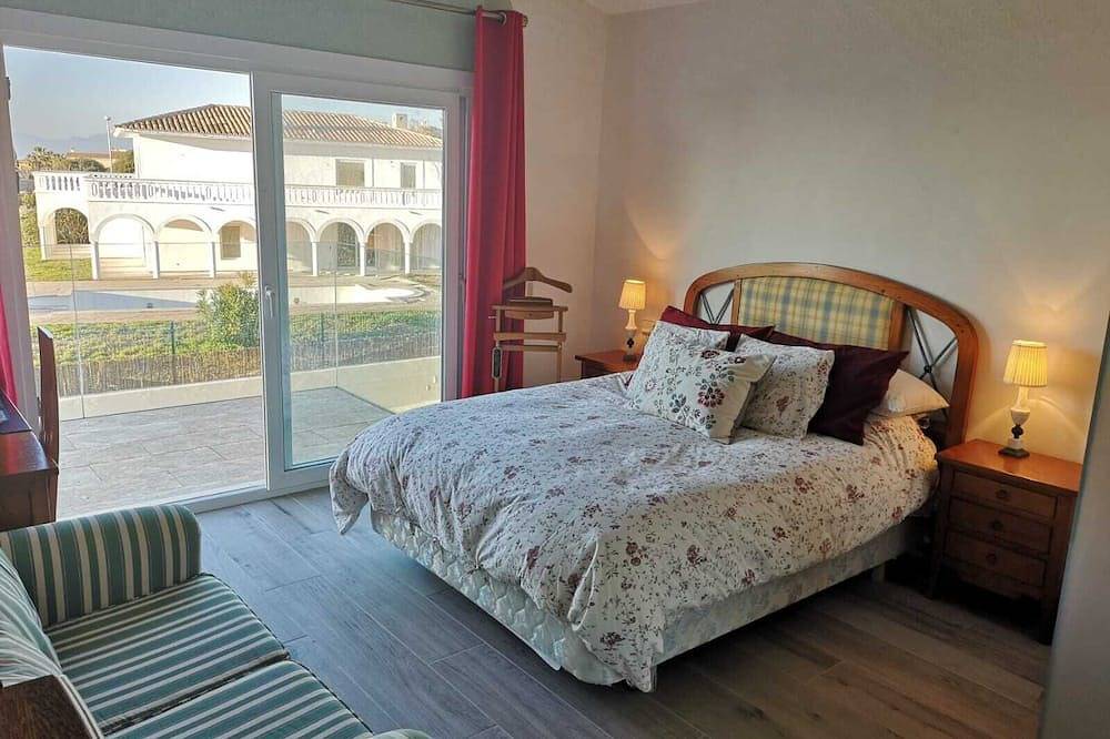 Piscine privée, vue sur la mer avec des couchers de soleil fabuleux, cuisine moderne, climatisation, wifi, grande salle de jouets in Badia Blava, Llucmajor