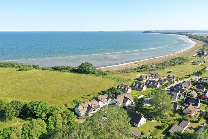 Strandhaus für 4 Personen, mit Balkon und Terrasse sowie Pool und Sauna in Lobbe