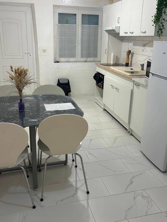 Appartement entier, Maison de village au calme 4 personnes in Saint-Paulet-de-Caisson, Région de Nîmes