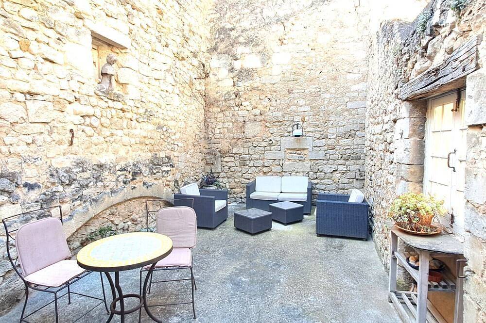 Entire apartment, Duplex with terrace & patio – old town Saint-Paul-Trois-Châteaux in Saint-Paul-Trois-Châteaux, Nyons region