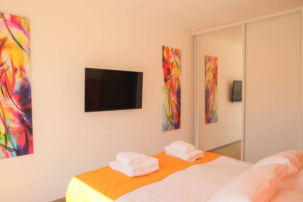 Villa d' architecte, avec superbe vue sur la baie de Calvi entre mer et montagne in Calvi, Région de Calvi