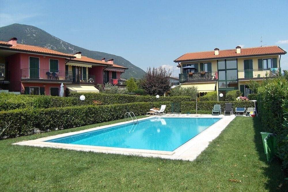 Ganze Wohnung, Apartment in residence with swimming pool. Private garden in Caprino Veronese, Gardasee-Berge