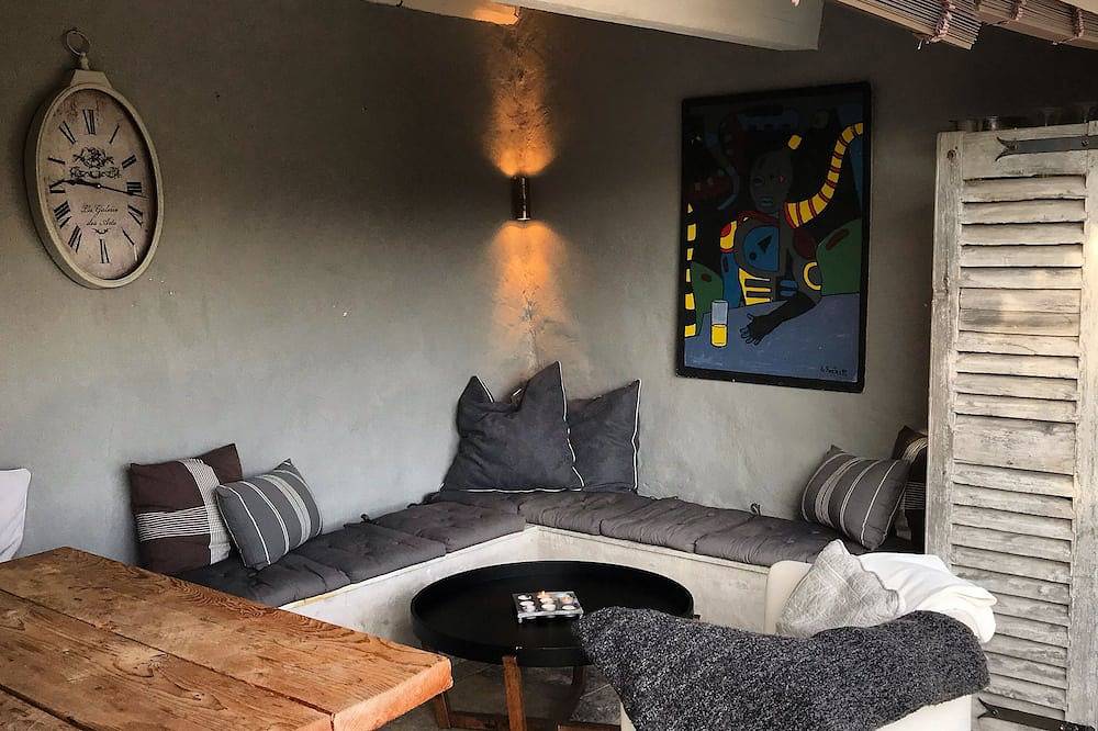 Entire apartment, Private resort style living with spectacular views near Saint Paul de Vence in La Colle-sur-Loup, Cannes region