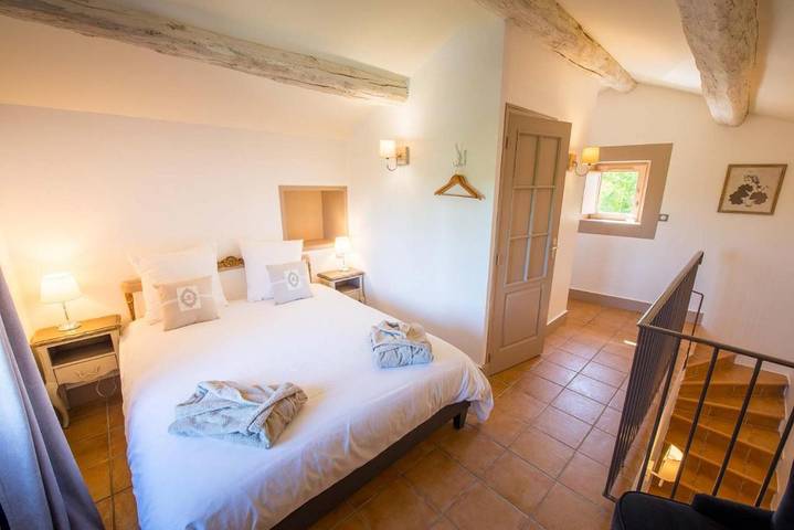 Location de vacances pour 10 personnes, avec jardin et piscine à Colonzelle - 4