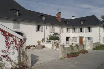 Gîte pour 15 personnes, avec jardin ainsi que jacuzzi et terrasse, animaux acceptés à Ogenne-Camptort