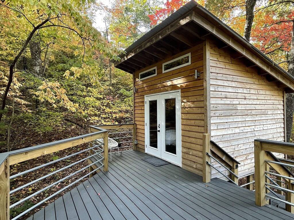 Luxury Tiny House with Treehouse Bedroom and Hottub on 34acres secluded in Monroe County (TN)