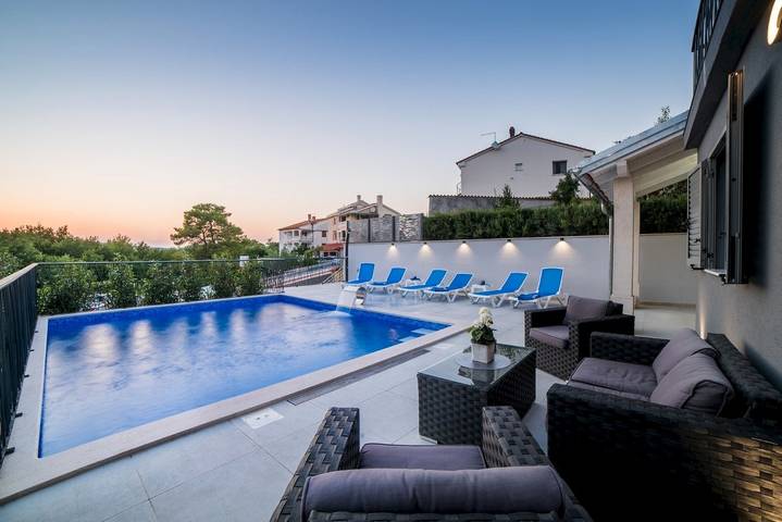 Villa pour 8 personnes, avec balcon/terrasse et piscine, animaux acceptés à Klimno - 2