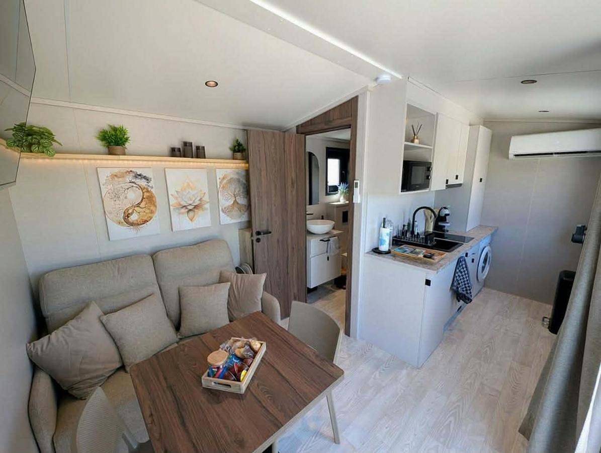 Tiny house climatisé et jacuzzi privatif in Gray, Haute-Saône