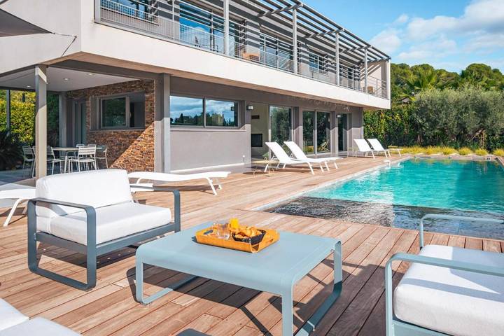 Appart’hôtel pour 8 personnes, avec Balcon et Terrasse ainsi que Jardin et Piscine