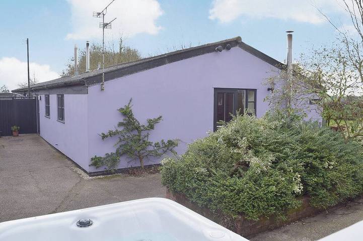 Cottage for 4 people, with hot tub and garden, with pets in Suffolk