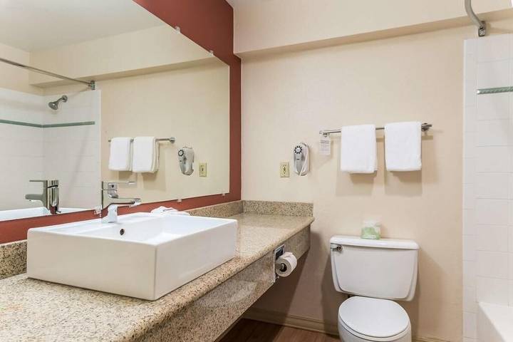 Hotel for 4 people in SeaTac