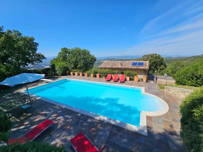 Casa vacanza per 8 persone, con giardino e piscina nonché idromassaggio, adatto a famiglie con bambini in Massa Martana
