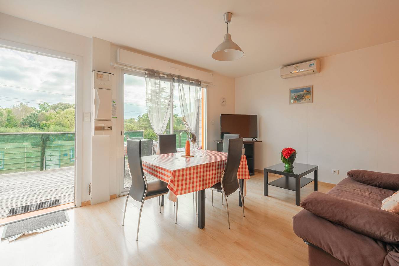 Appartement entier, Appartement 'Le Clos Du Champ De L'Amour - Saintes' avec piscine privée, Wi-Fi et climatisation in Saint-Simon-de-Bordes, Région de Jonzac